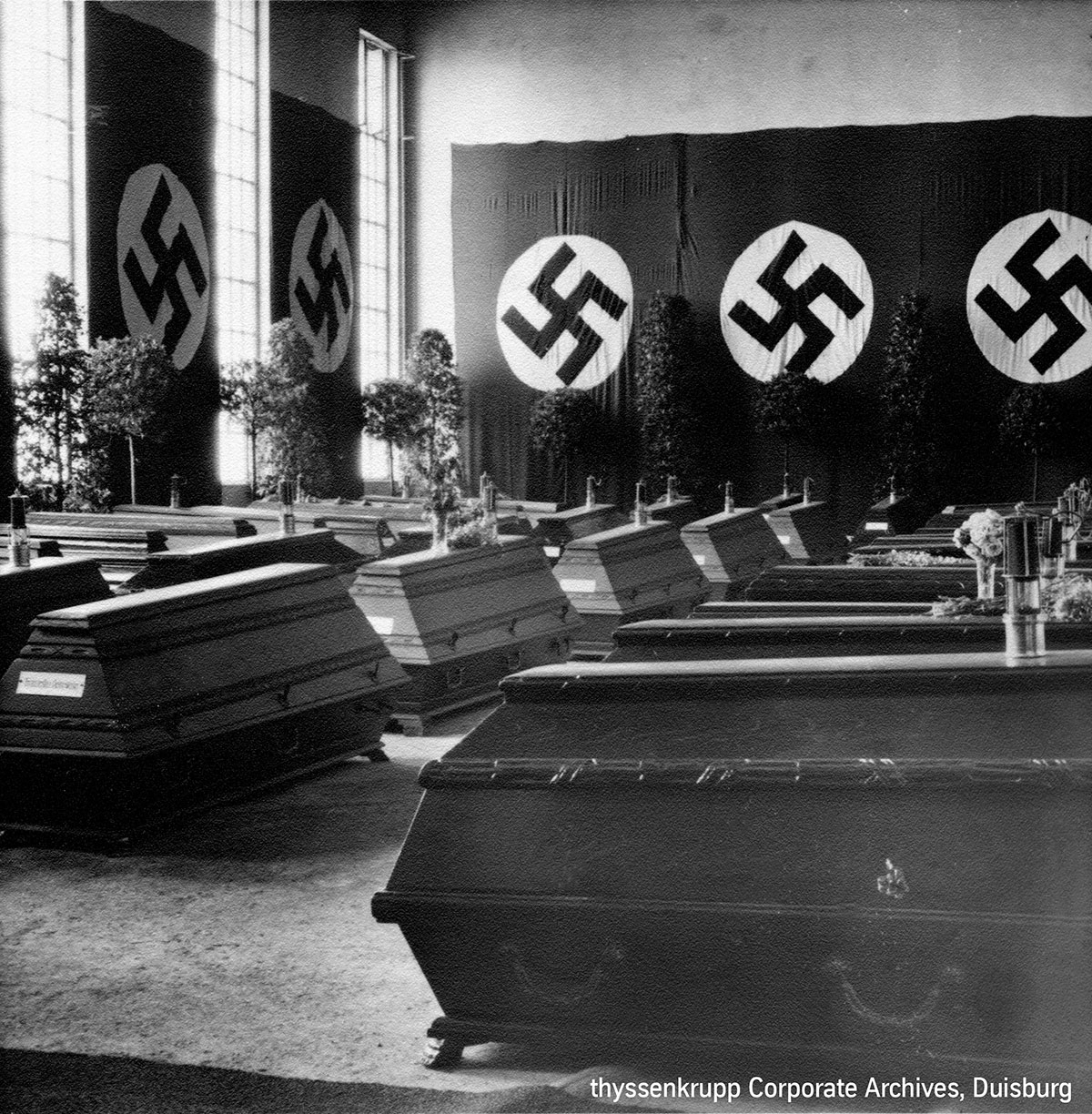 web_KBV_171_Saerge-mit-Hakenkreuzflaggen